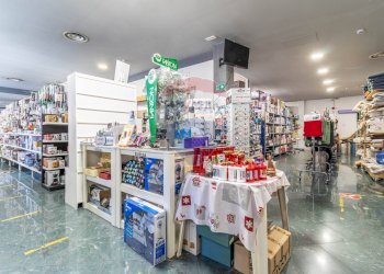 Locale Commerciale via f.lli Rosselli 
 Biella, BI, Biella - foto 11