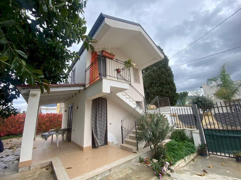 Facciata - Villa via Milioti, Carini - foto 1