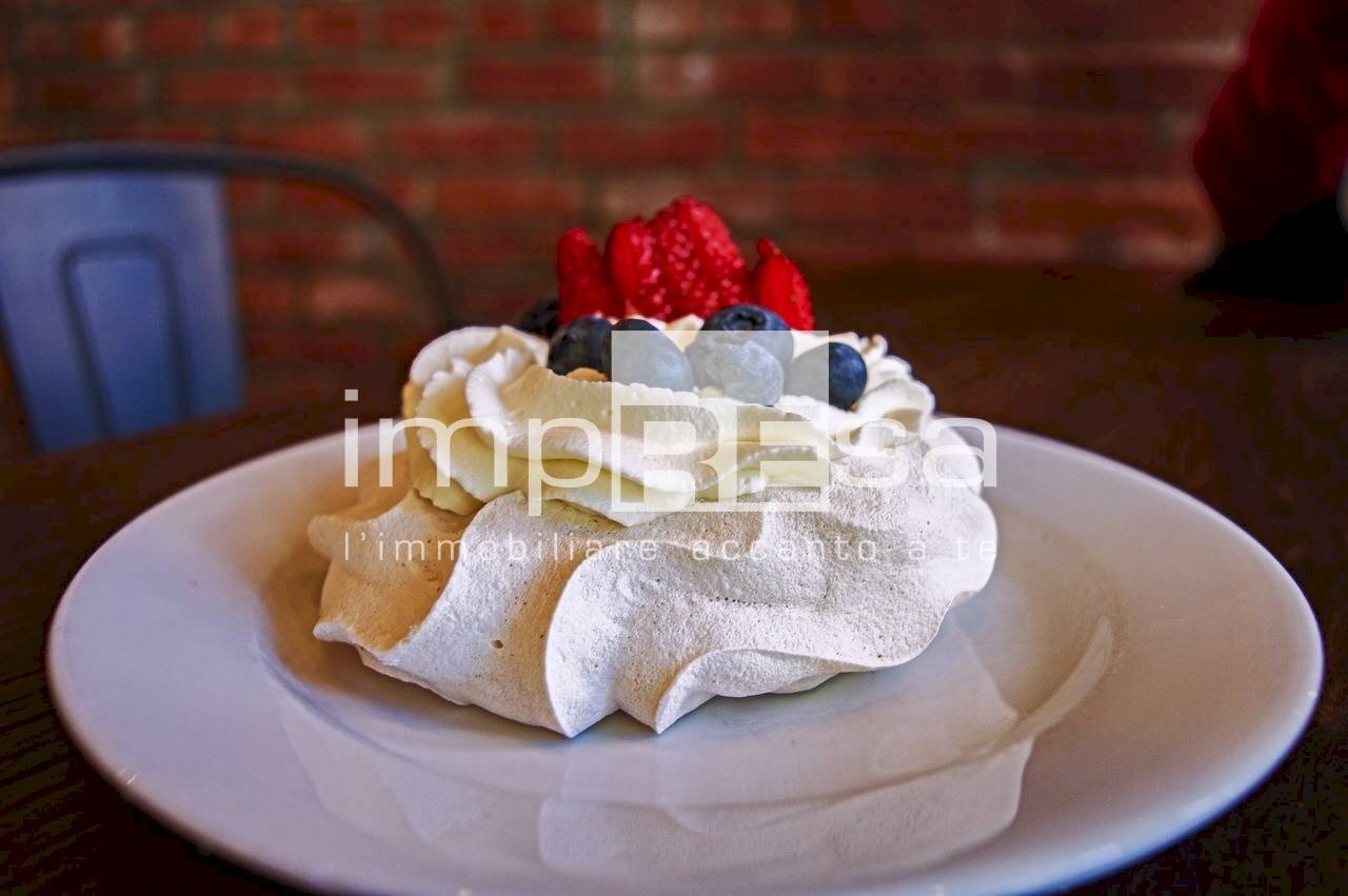 Negozio PIAZZA DELLA REPUBBLICA, Caerano di San Marco - foto 1