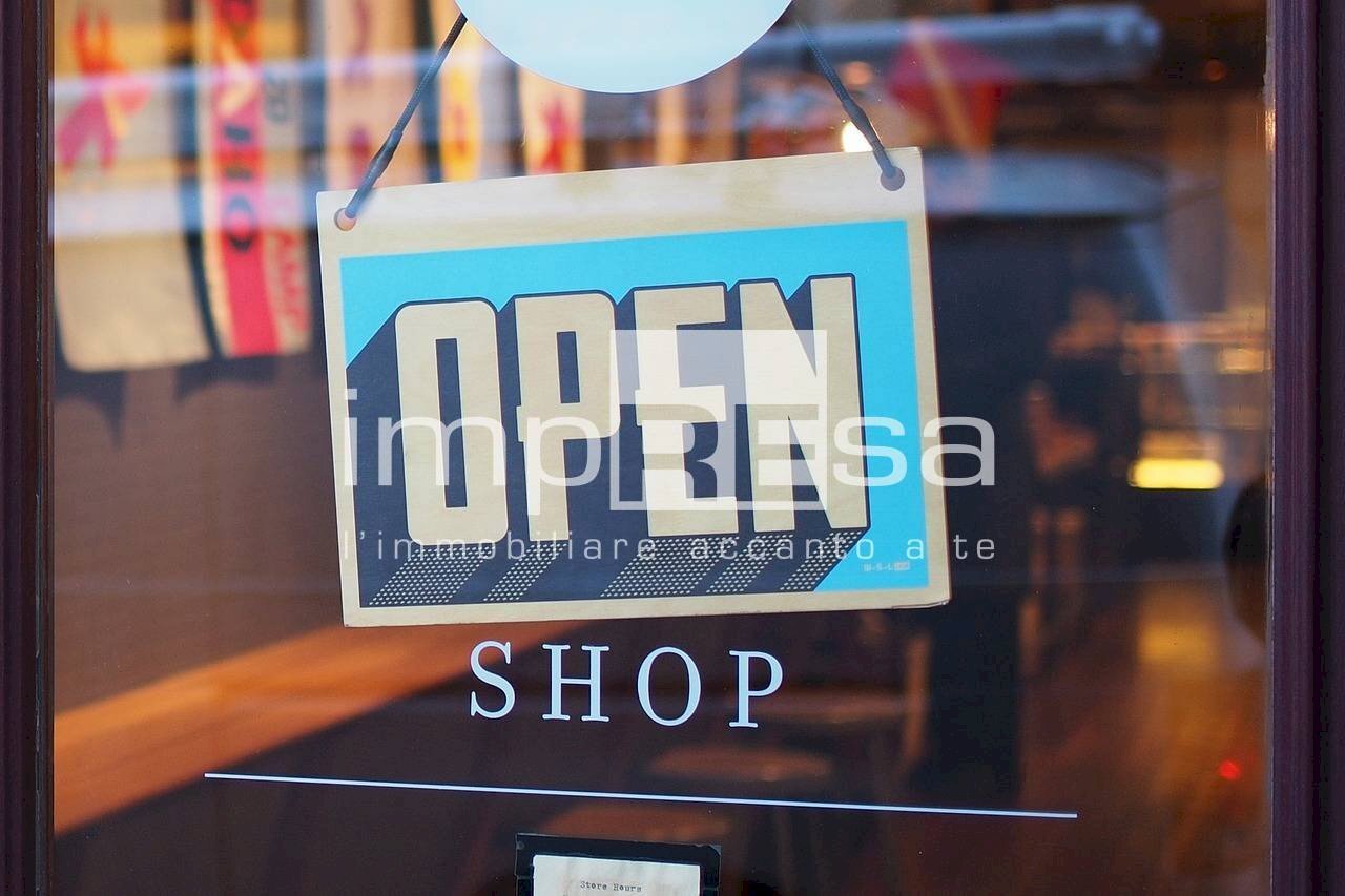 Negozio PIAZZA DELLA REPUBBLICA, Caerano di San Marco - foto 2