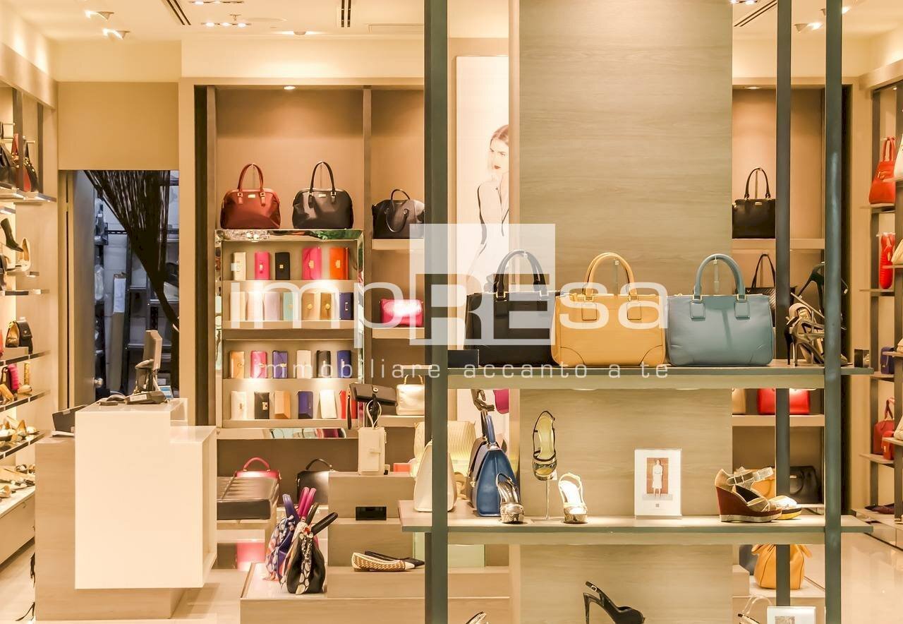 Negozio PIAZZA DELLA REPUBBLICA, Caerano di San Marco - foto 3