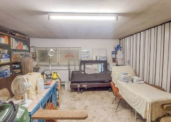 Interno non residenziale - Negozio via Fereggiano, Genova (zona Marassi) - foto 11