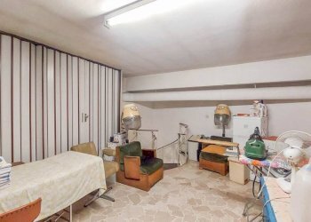 Interno non residenziale - Negozio via Fereggiano, Genova (zona Marassi) - foto 15