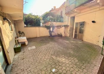 Cortile interno - Shop via Pietro Carta, 17, Biella - photo 21