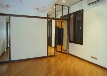 Stanza non arredata - Attico via Caprarie, Bologna (zona Centro Storico) - foto 50