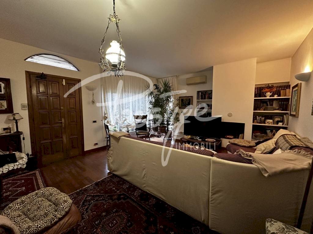 Salone - Villa via Cesare Bertagnini, La Spezia - foto 2