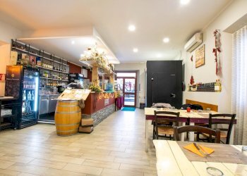 VISTA INGRESSO E ANGOLO BAR - Shop Corso Vittorio Veneto, Olbia - photo 3