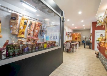 VETRINA CARNI POSIZIONATA ALL\'INGRESSO DEL LOCALE - Shop Corso Vittorio Veneto, Olbia - photo 8