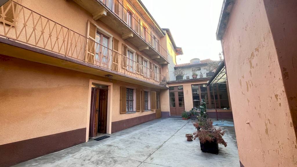 Cortile interno - Casa indipendente via Vincenzo Gioberti, 13, San Damiano d'Asti - foto 2