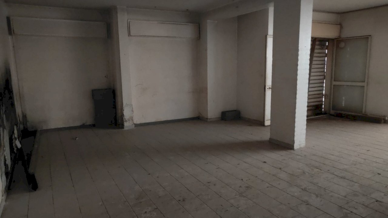 Negozio Via Carrubbella, Gravina di Catania - foto 1