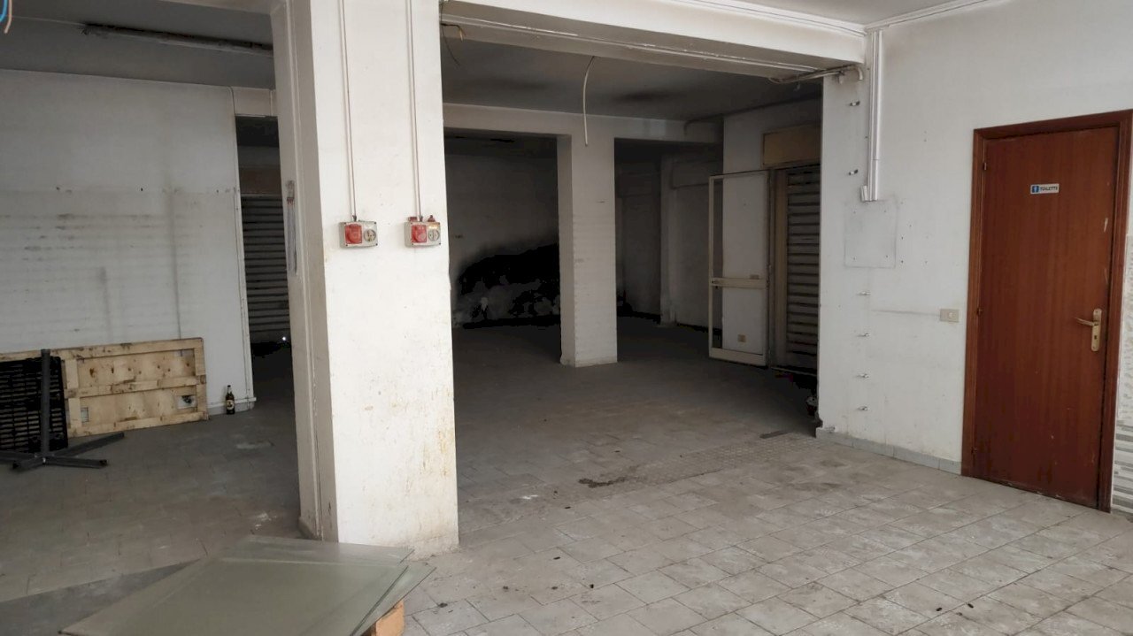 Negozio Via Carrubbella, Gravina di Catania - foto 2