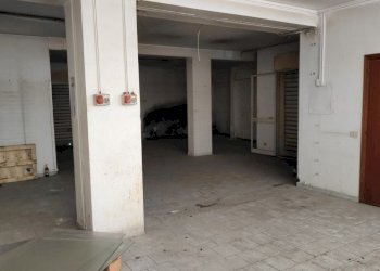 Negozio Via Carrubbella, Gravina di Catania - foto 2