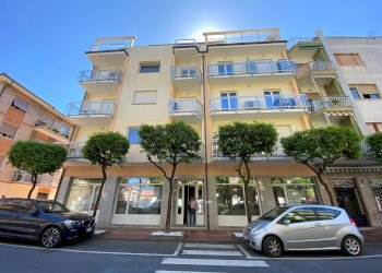 img_9739 - Negozio viale Kennedy, 58, Diano Marina - foto 1