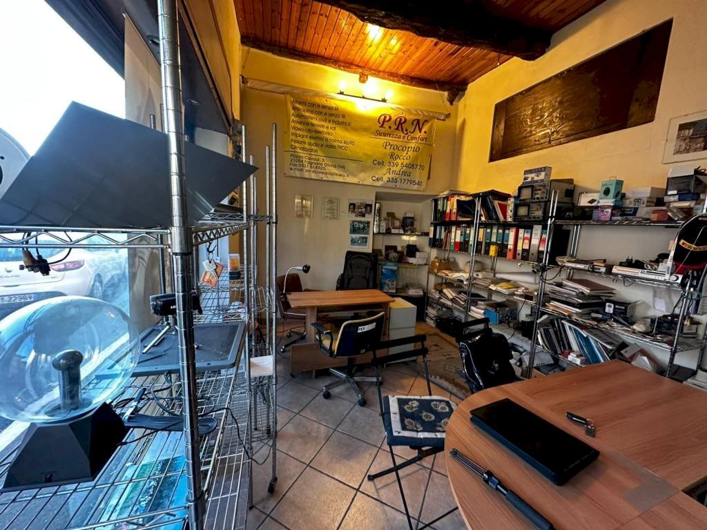 Interno non residenziale - paint factory - Hardware - Electricity piazza Camillo Benso di Cavour, 5, Fagnano Olona - photo 1