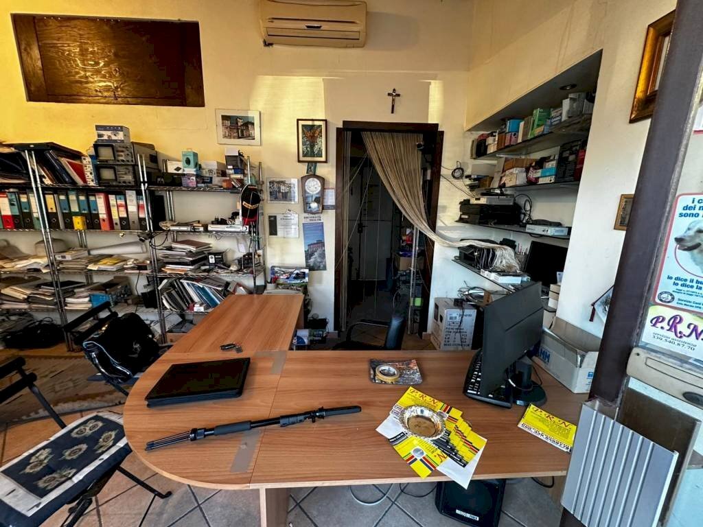 Interno non residenziale - paint factory - Hardware - Electricity piazza Camillo Benso di Cavour, 5, Fagnano Olona - photo 2