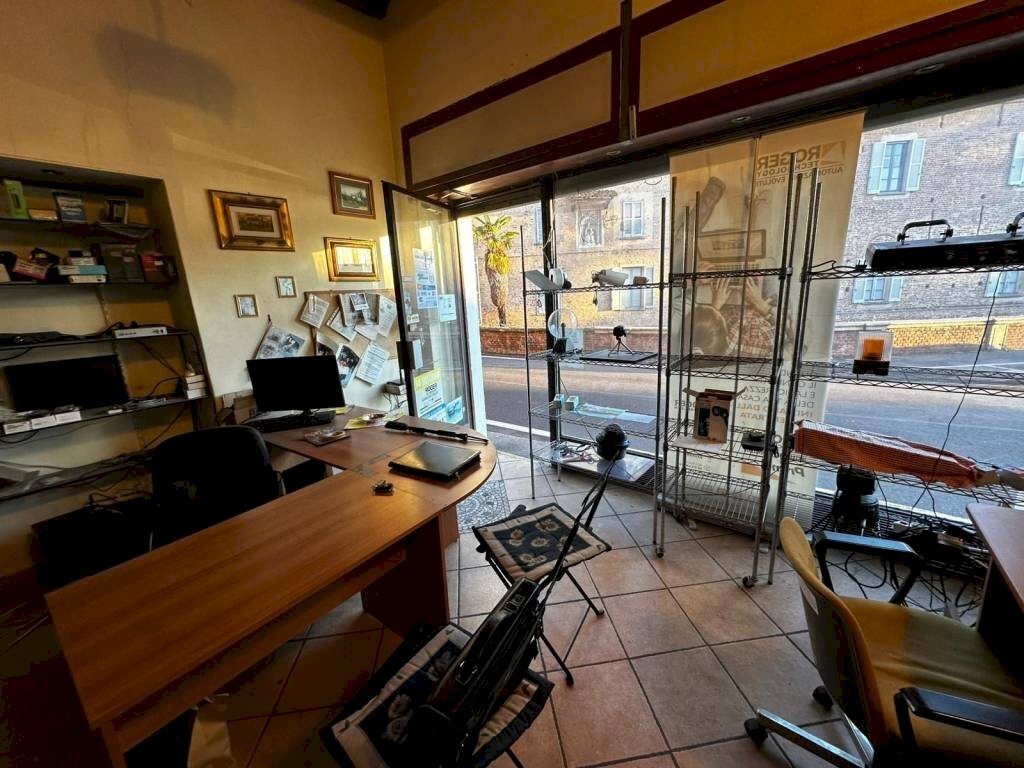 Stanza arredata - paint factory - Hardware - Electricity piazza Camillo Benso di Cavour, 5, Fagnano Olona - photo 3