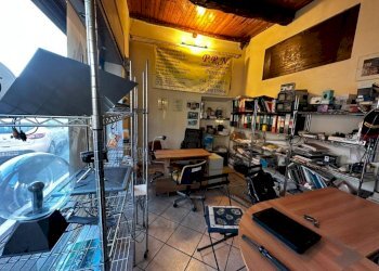 Interno non residenziale - Colorificio - Ferramenta - Elettricità piazza Camillo Benso di Cavour, 5, Fagnano Olona - foto 1