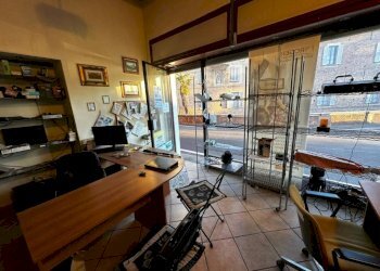 Stanza arredata - Colorificio - Ferramenta - Elettricità piazza Camillo Benso di Cavour, 5, Fagnano Olona - foto 3