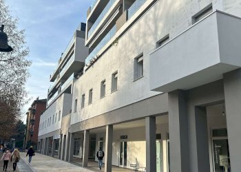 facciata immobile - Negozio via Garibaldi, Casalecchio di Reno - foto 2