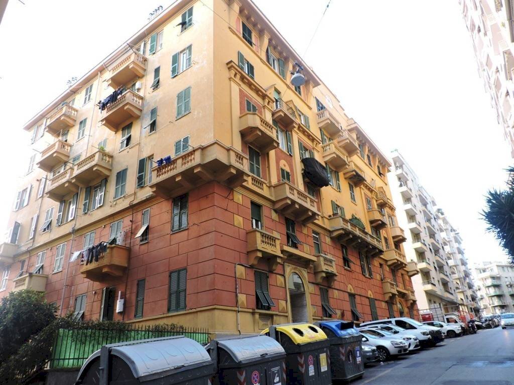 Facciata - Quadrilocale via dei Landi, 4, Genova (zona Sampierdarena) - foto 1