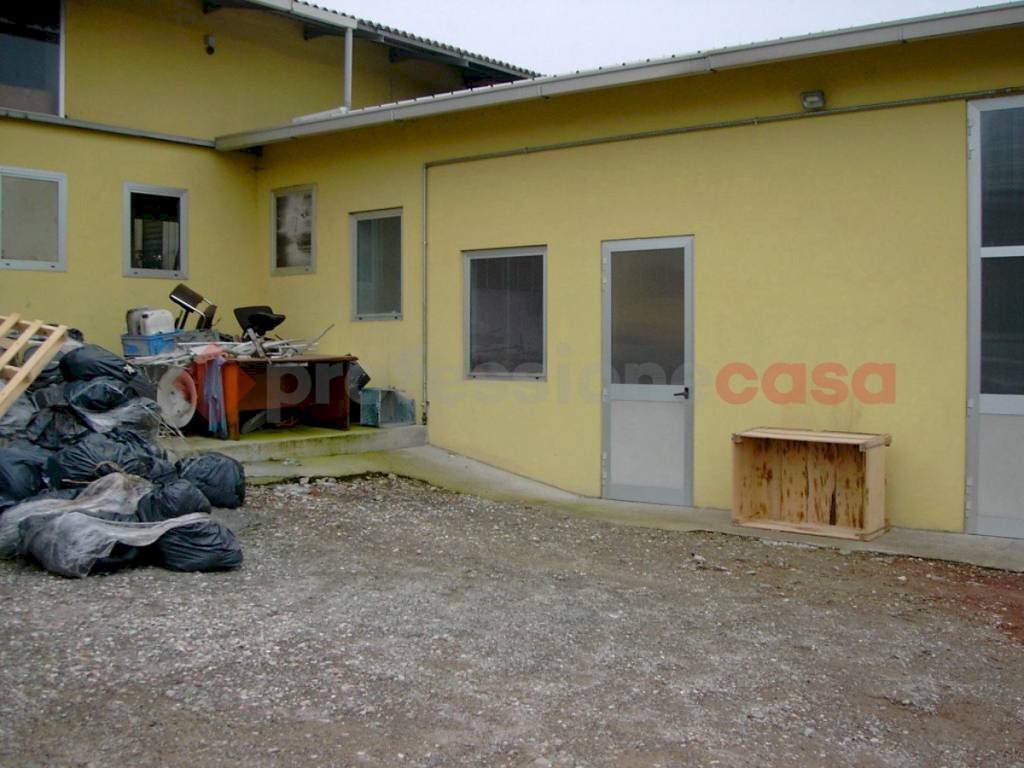 KIF_0701.JPG - Magazzino corso Garibaldi, Gattico-Veruno - foto 3