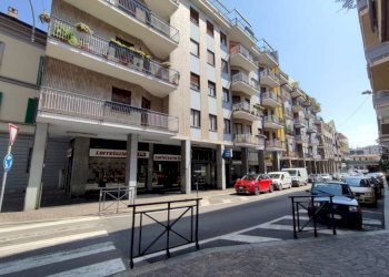 esterno - Negozio corso liberazione, Arona - foto 1