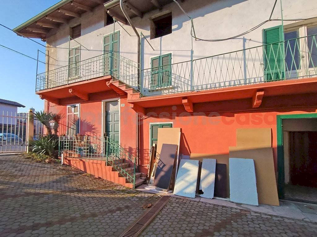 Facciata - Casa indipendente via Crosa, Arona - foto 1