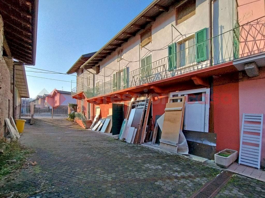 Facciata - Casa indipendente via Crosa, Arona - foto 3