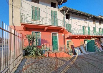 Facciata - Casa indipendente via Crosa, Arona - foto 2