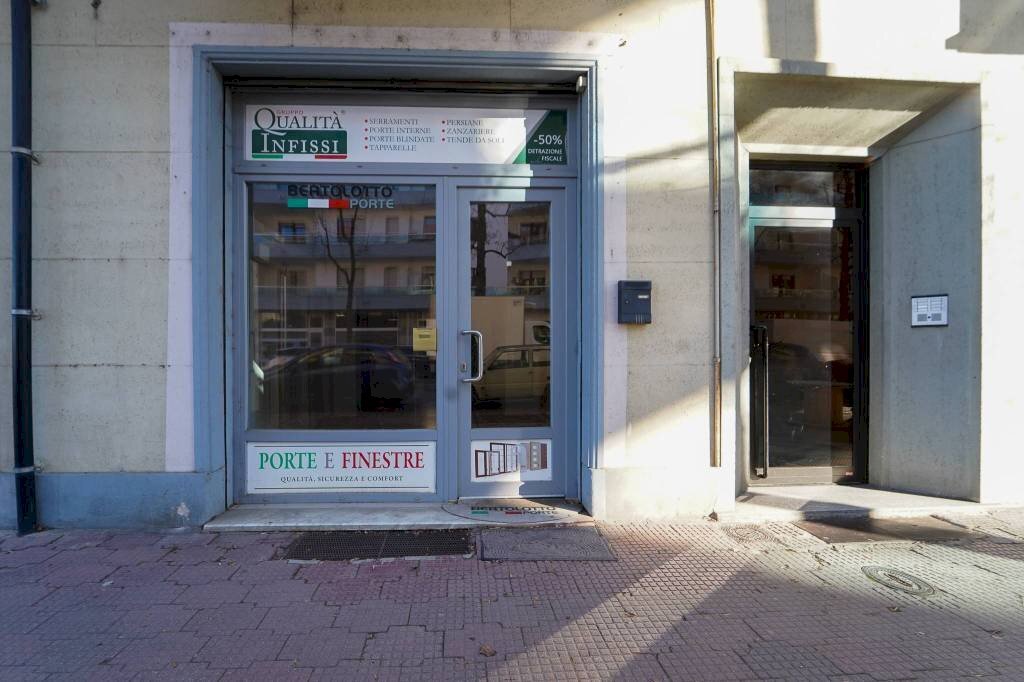 Facciata - Negozio corso Galileo Ferraris, 9, Cuneo (zona Donatello) - foto 2