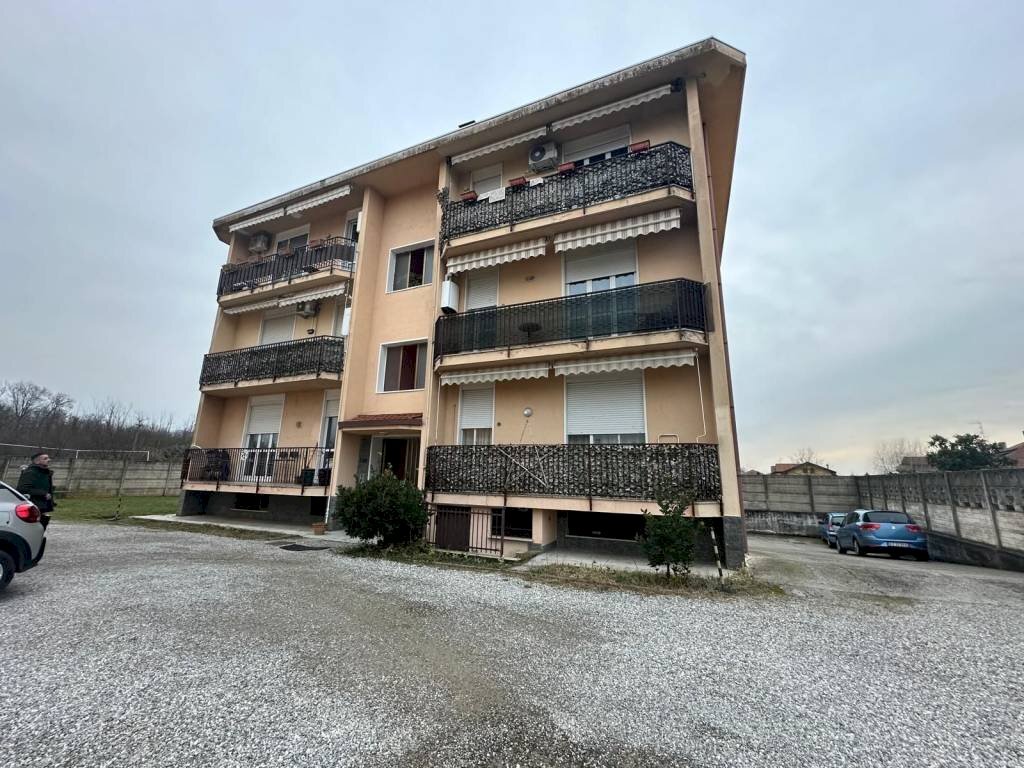 Facciata - Trilocale via Giuseppe Garibaldi, 136, Ferno - foto 2