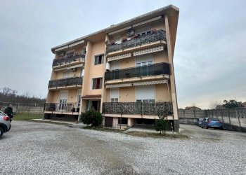 Facciata - Trilocale via Giuseppe Garibaldi, 136, Ferno - foto 2