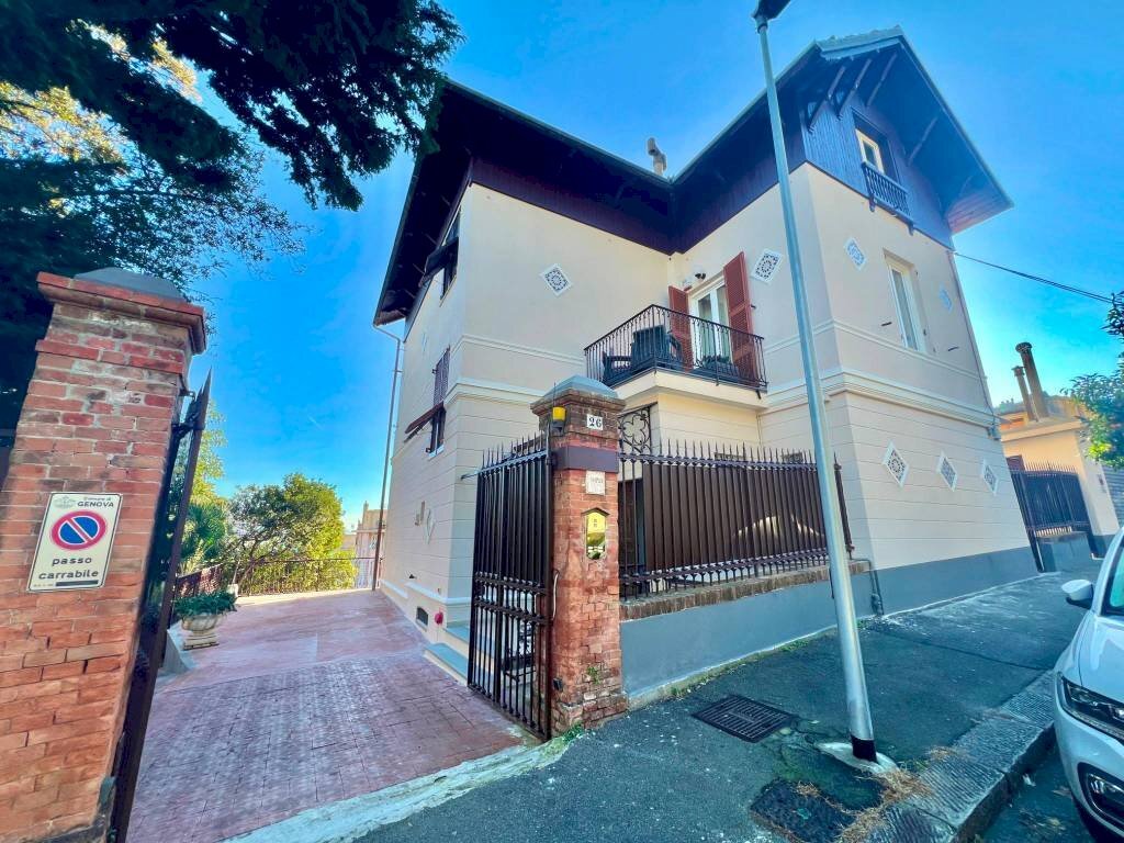 Facciata - Trilocale viale Giorgio Modugno, 26, Genova (zona Pegli) - foto 1