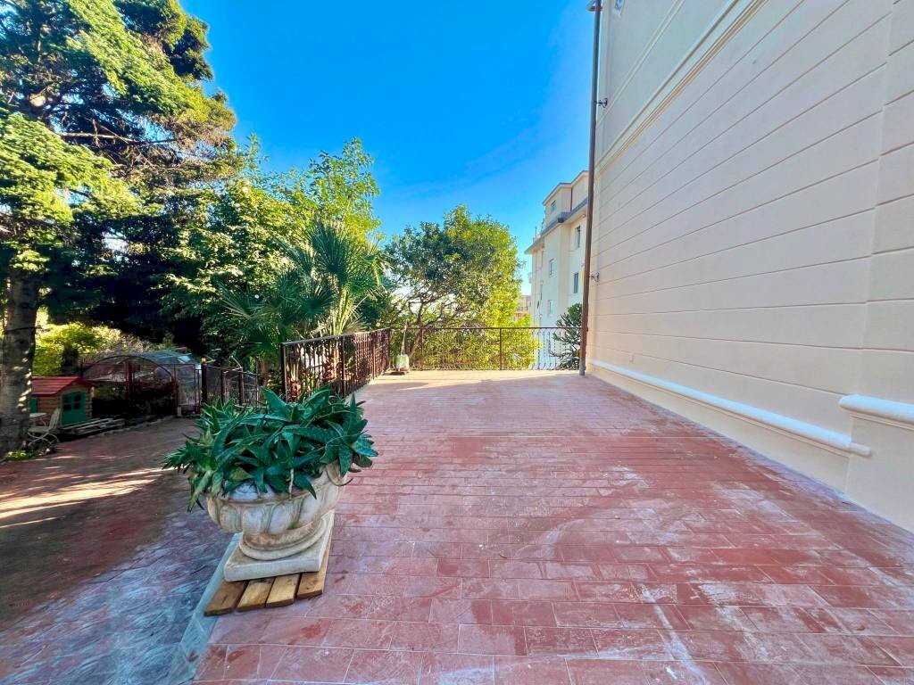 Giardino - Trilocale viale Giorgio Modugno, 26, Genova (zona Pegli) - foto 3
