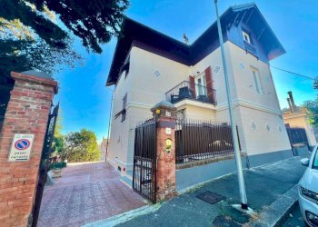 Facciata - Trilocale viale Giorgio Modugno, 26, Genova (zona Pegli) - foto 1