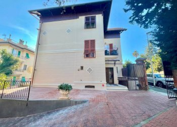 Facciata - Trilocale viale Giorgio Modugno, 26, Genova (zona Pegli) - foto 25