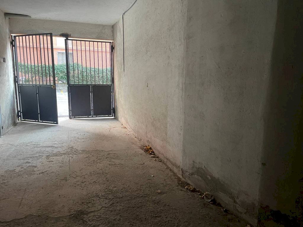 Ingresso - Magazzino via Aurelio Robino, 309, Genova (zona Marassi) - foto 2