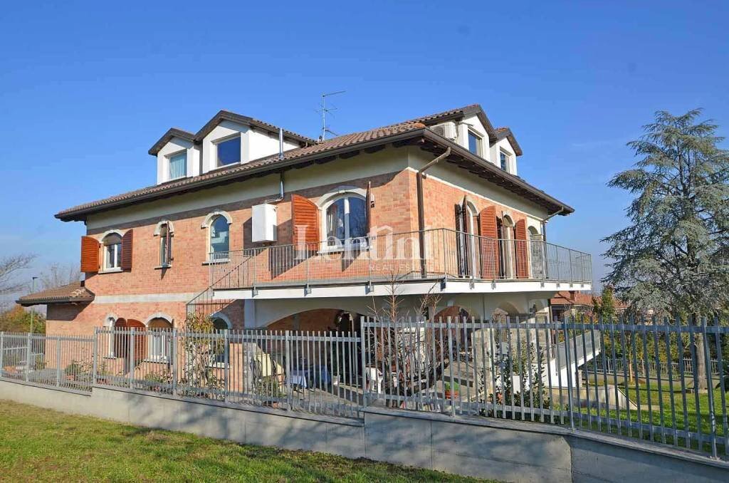 Facciata - Villa via Fratelli Sosso, 82, Casale Monferrato - foto 3