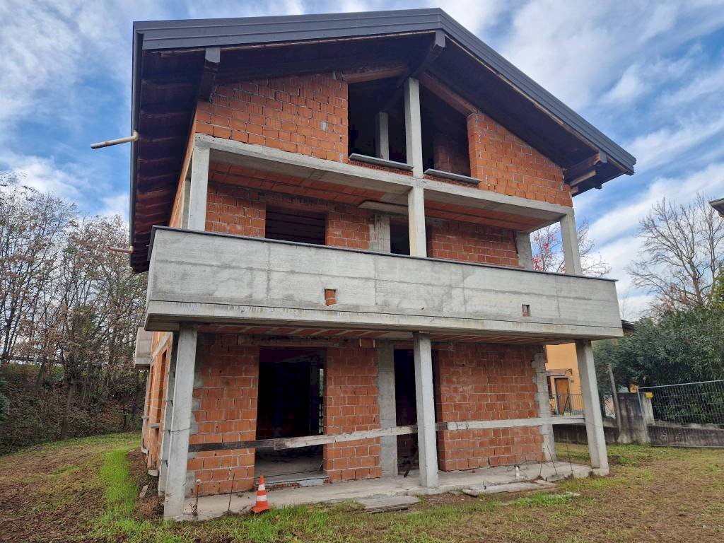 Facciata - Villa via Montello, Buguggiate - foto 2