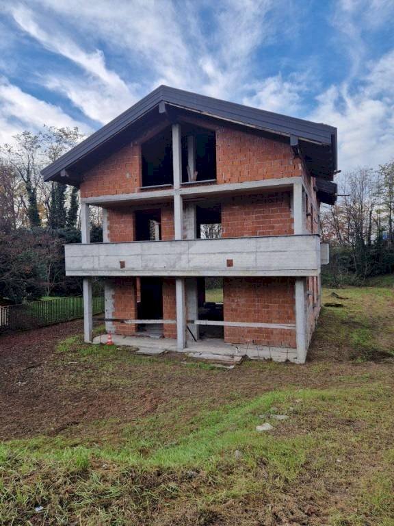 Facciata - Villa via Montello, Buguggiate - foto 3