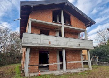 Facciata - Villa via Montello, Buguggiate - foto 2