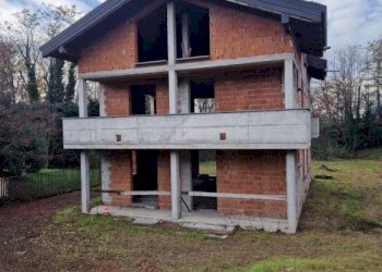 Facciata - Villa via Montello, Buguggiate - foto 3