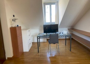 Stanza arredata - Trilocale via Festa del Perdono, 1, Milano - foto 3