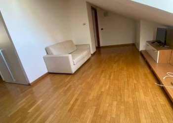 Stanza arredata - Trilocale via Festa del Perdono, 1, Milano - foto 5