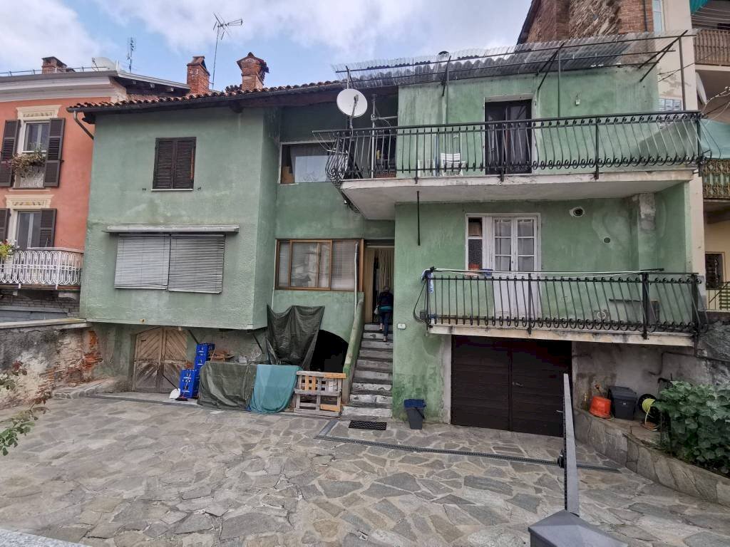 Facciata - Casa indipendente piazza Umberto Mellino, 4, Torre Mondovì - foto 1