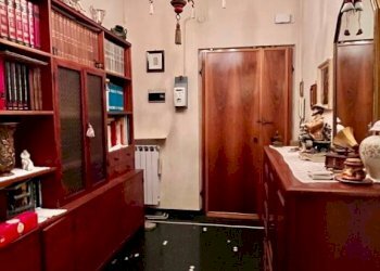 Stanza arredata - Bilocale via Giovanni Ambrogio Molfino, 10, Genova (zona Sestri Ponente) - foto 2