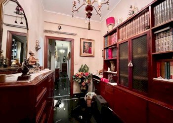 Stanza arredata - Bilocale via Giovanni Ambrogio Molfino, 10, Genova (zona Sestri Ponente) - foto 3