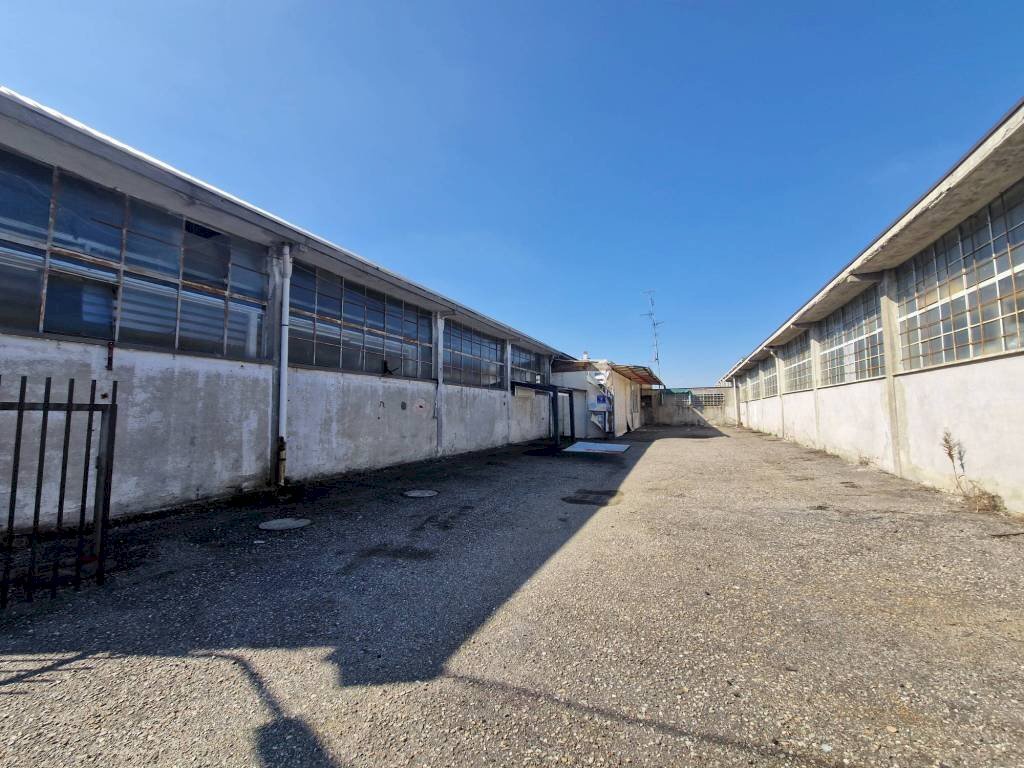 Cortile interno - Capannone via Thomas Alva Edison, Settimo Milanese - foto 3
