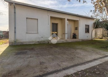 Villa Via Becchi Tognini Est, Ravenna (zona San Zaccaria) - foto 1