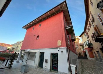 Facciata - Negozio vicolo della Madonnetta, 1, Chieri - foto 1